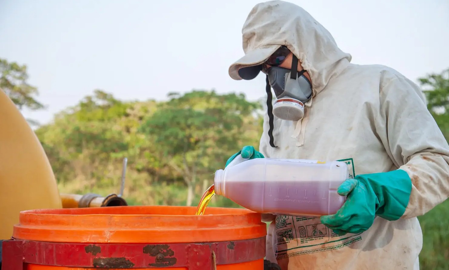 Trator aplicando defensivo